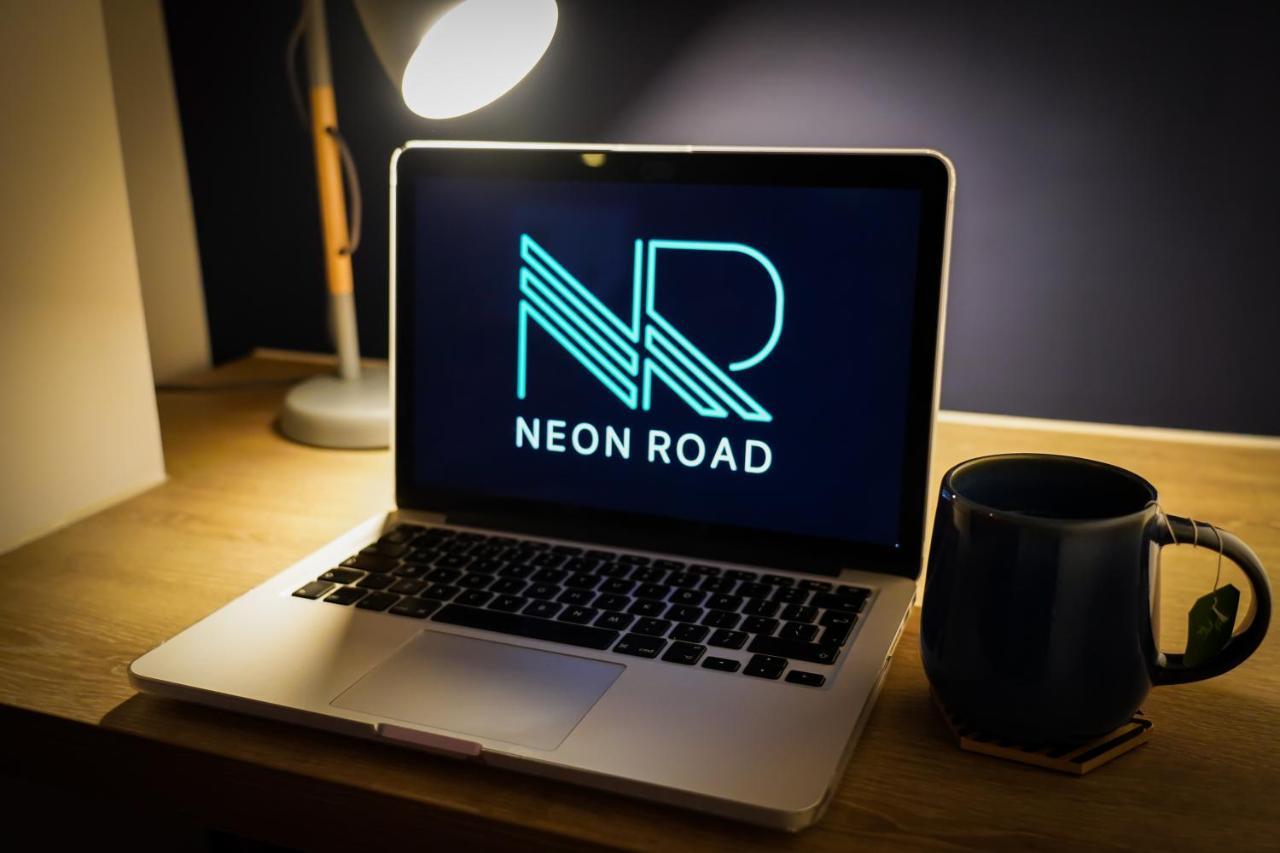 Neon Road At Park House Peterborough City Centre Apartment Εξωτερικό φωτογραφία