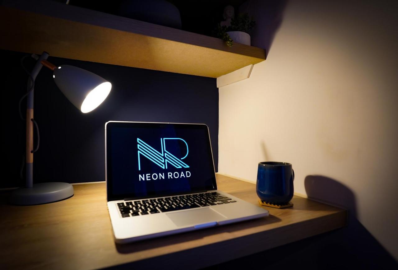 Neon Road At Park House Peterborough City Centre Apartment Εξωτερικό φωτογραφία